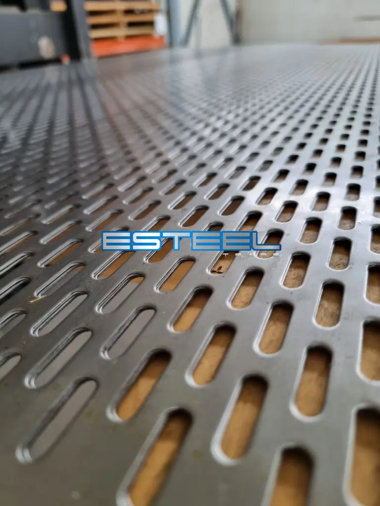 Διάτρητες λαμαρίνες με επιμείκεις οπές esteel